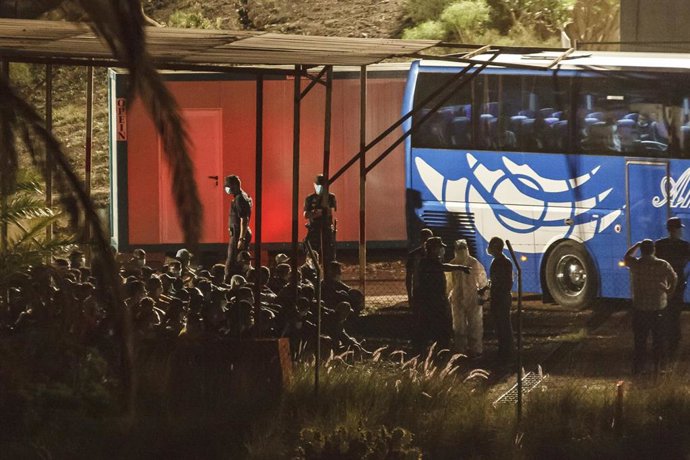 Varios inmigrantes llegan a Barranco Seco, donde se ha habilitado una instalación militar para la acogida., en Gran Canaria.