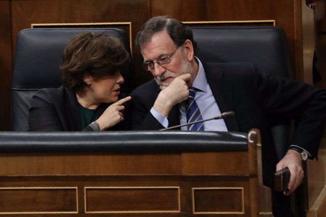 El que fuera presidente del Gobierno, Mariano  Rajoy, y su entonces vicepresidenta, Soraya Sáenz de Santamaría, en el Congreso de los Diputados. Foto de Archivo.