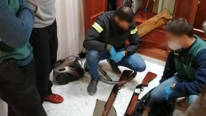 Los Mossos d'Esquadra y la Guardia Civil detuvieron el jueves a dos personas de nacionalidad española presuntamente vinculadas con el supremacismo blanco que buscaban financiar "comunidades blancas aisladas y armadas".