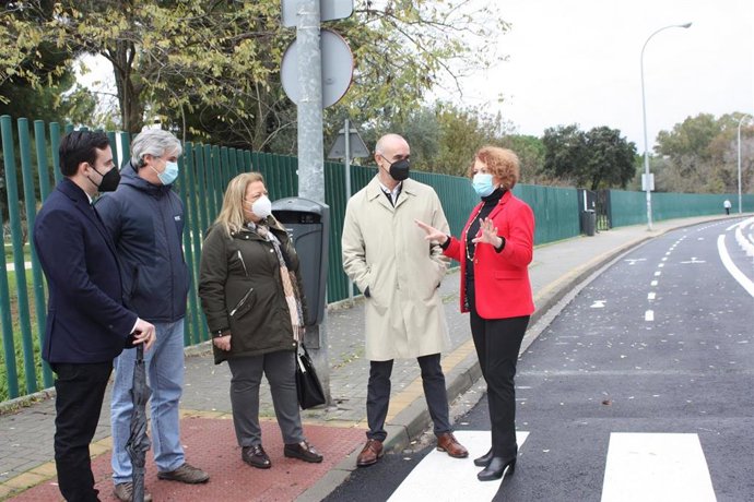 El concejal delegado de Hábitat Urbano, Cultura y Turismo, Antonio Muñoz, y la concejal delegada del Distrito Este-Alcosa-Torreblanca, Adela Castaño, en las obras de carril bici al Parque Infanta Elena