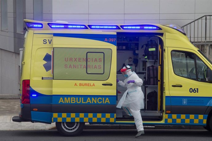 Un trabajador sanitario totalmente protegido en una ambulancia
