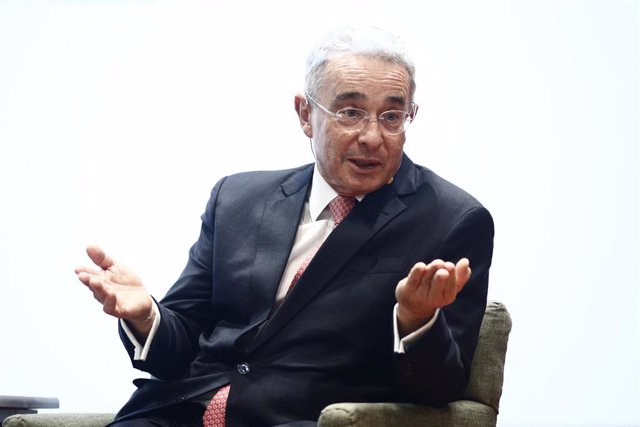 El expresidente de Colombia Álvaro Uribe interviene en el Diálogo 'El perfil del político del siglo XXI' en la Universidad Francisco de Vitoria.
