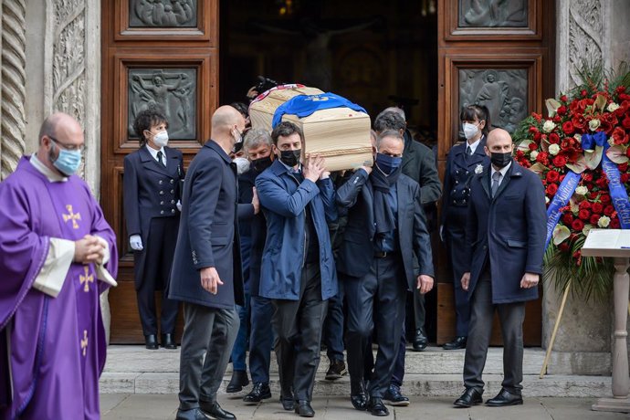 12 December 2020, Italy, Vicenza: Mourners carry the coffin of Italy's 1982 FIFA World Cup hero Paolo Rossi during his funeral at the Vicenza Cathedral., Rossi died two months after his 64th birthday following a battle with illness. Photo: Claudio Furla