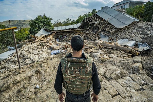 Un miliciano en las ruinas de una casa destruida en suelo armenio por los enfrentamientos de Armenia y Azerbaiyán por la región de Nagorn Karabaj