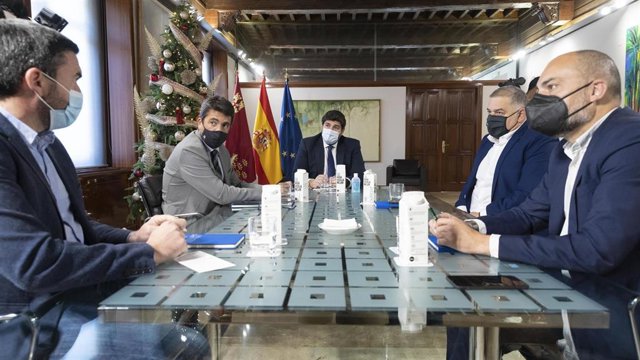 López Miras se reune con el presidente de la Diputación de Alicante, Carlos Mazón, y el presidente de SCRATS, Lucas Jiménez