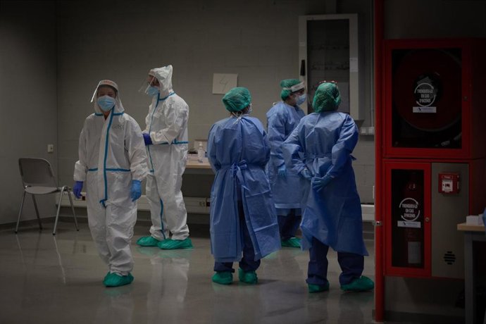 Varios sanitarios en un dispositivo de cribados masivos.