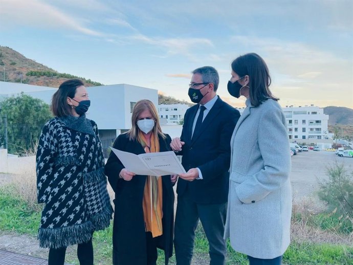 La delegada del Gobierno andaluz en Málaga, Patricia Navarro durante una visita a la zona del futuro IES con la delegada territorial de Educación y Deporte, Mercedes García Paine, y el alcalde de Rincón de la Victoria, Francisco Salado