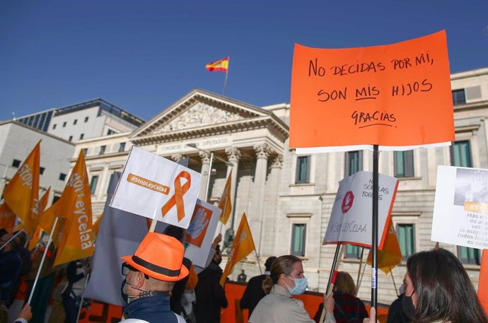 Convocados por la Plataforma Más Plurales, colectivos de la educación concertada se manifiestan contra la Ley Celaá en el Congreso, el día de su aprobación, en Madrid, el pasado 19 de noviembre