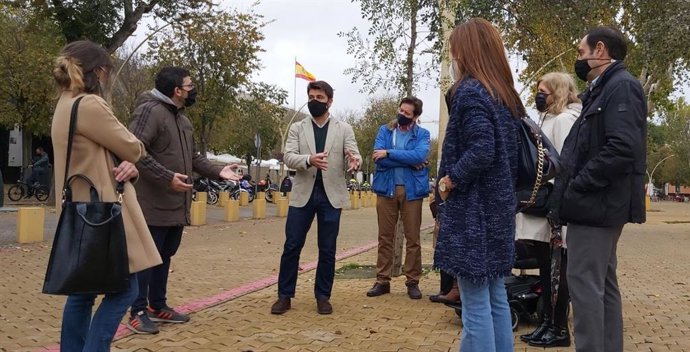 Beltrán Pérez con vecinos de la Alameda