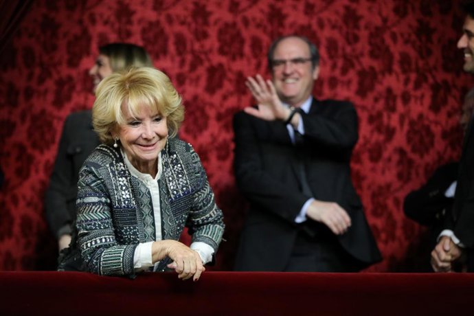 L'expresidenta de la Comunitat de Madrid i expresidenta del Senat, Esperanza Aguirre, somriu abans del comenament de la sessió constitutiva de la XIV Legislatura al Senat.