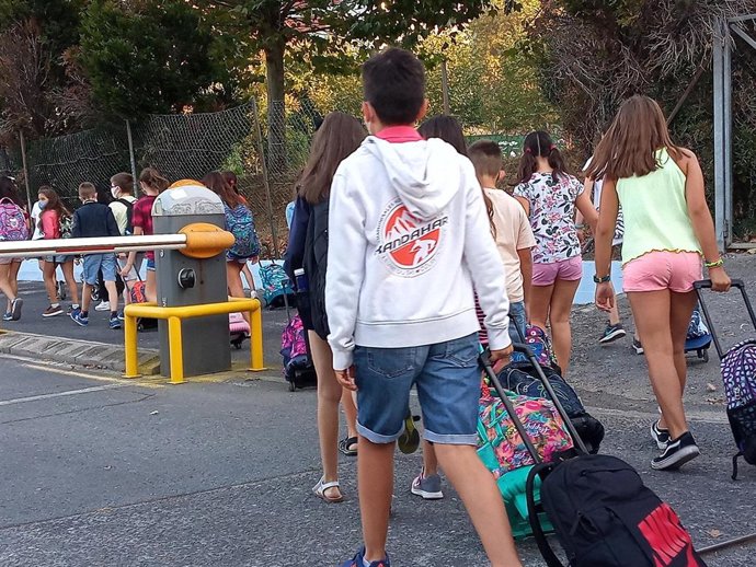 Varios alumnos entran a un colegio