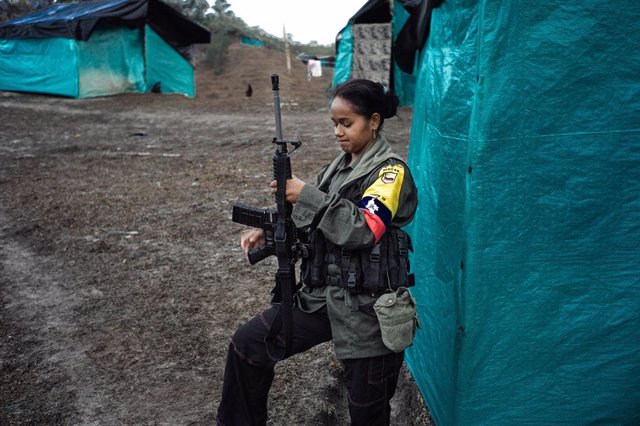 Imagen de archivo de una guerrilera del Frente 36 de las ya desmovilizadas Fuerzas Armadas Revolucionarias de Colombia (FARC)