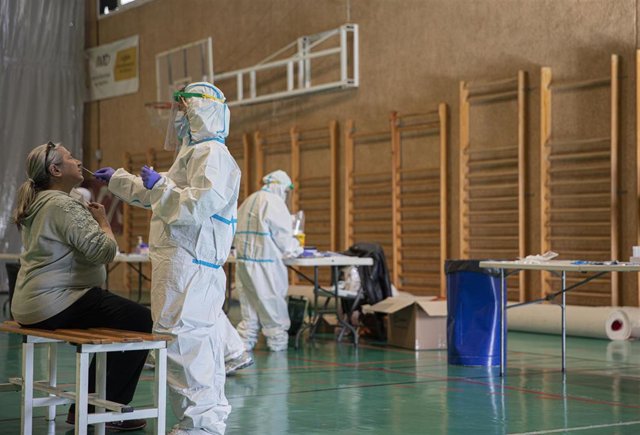 Pruebas de cribado de covid-19 con test de antígenos en pabellones deportivos.