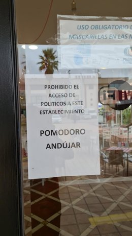 Cartel en el Pomodoro de Andújar negando el acceso a los políticos