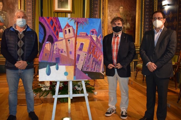 El pinto Javier Lorente entrega al Ayuntamiento el cuadro pintado durante la iniciativa 'Un pintor en la calle'