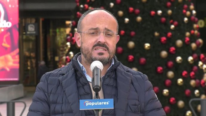 El presidente del PP en Catalunya, Alejandro Fernández, en declaraciones desde el centro comercial Splau en Cornell (Barcelona).