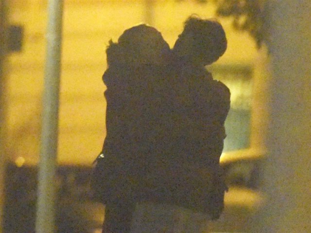 CRISTINA CASTAÑO DA RIENDA SUELTA A SU AMOR EN PLENA CALLE