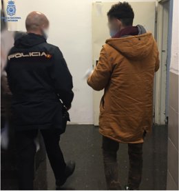 Momento de la detención del presunto autor de los hechos.