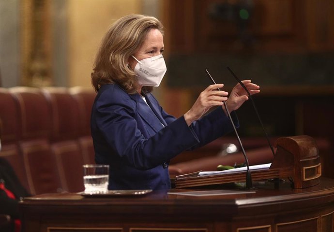 La vicepresidenta de Asuntos Económicos, Nadia Calviño, interviene en una sesión plenaria en el Congreso