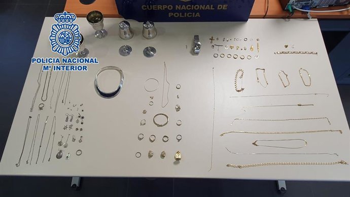 Nota De Prensa: "La Policía Nacional Detiene A Los Integrantes De La Banda Que Robaba En Viviendas Con El Método Del Hilo De Pegamento"