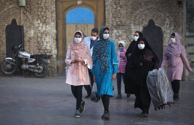 Mujeres con mascarilla en Mashhad, Irán