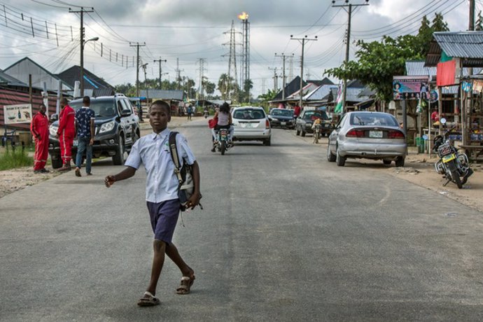 Un niño de camino a la escuela en Bayelsa, Nigeria