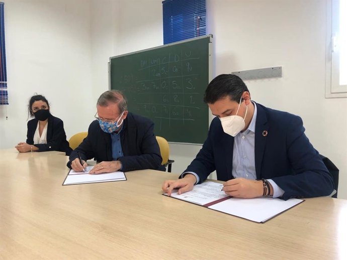 Ayuntamiento y asociación Estrella Azahara cierran un convenio de colaboración para el barrio de Las Palmeras