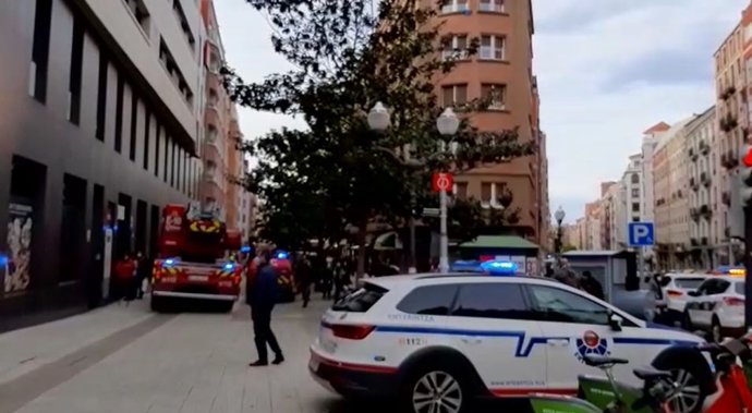 Ertzaintza y bomberos en la calle Egaña de Bilbao, donde se ha encontrado el cuerpo sin vida de una persona tras declararse un incendio en una vivienda.