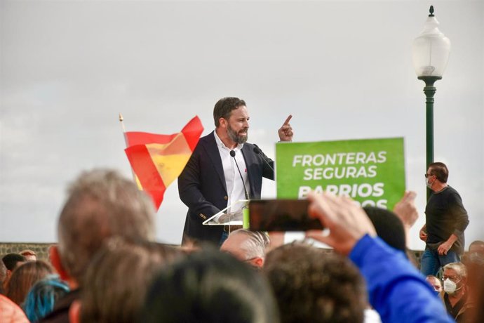 El presidente de Vox, Santiago Abascal, interviene durante una concentración en Arrecife, Lanzarote (España), a 5 de diciembre de 2020. Esta concentración se ha desarrollado bajo el título 'Frente a la invasión migratoria en Canarias' durante la tercera