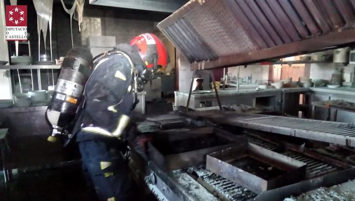 Bomberos sofocan el incendio en un bar de Benicarló