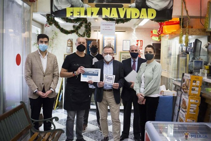 El presidente de Melilla en la entrega de los sellos de Local Seguro frente al Covid