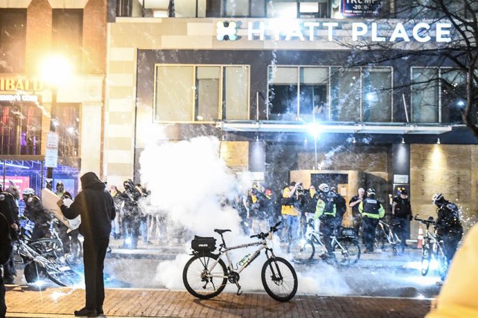 Imatge d'una explosió ocasionada durant els xocs entre manifestants pro Trump del grup d'extrema dreta nord-americana 'Proud Boys' i els manifestants d'extrema esquerra d'Antifa