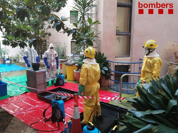 Els Bombers collaboren en la desinfecció i el trasllat de residents del centro geritric de Cervera (Lleida).