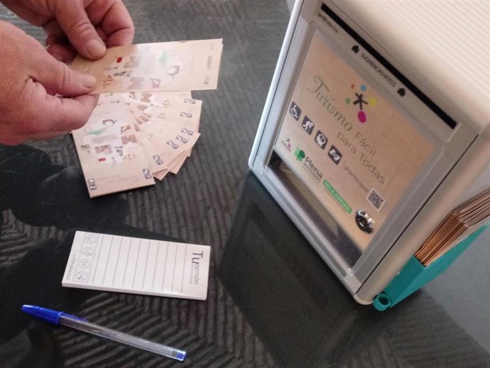 Buzón de sugerencias en la oficina de turismo.