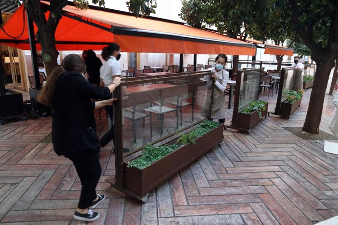 La plantilla de un bar retirando instalaciones