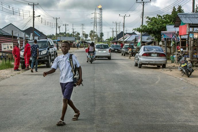 Un nen de camí a l'escola a Bayelsa, Nigria