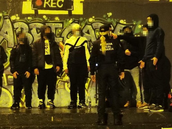 Desalojan un botellón con 15 jóvenes en Las Palmas de Gran Canaria