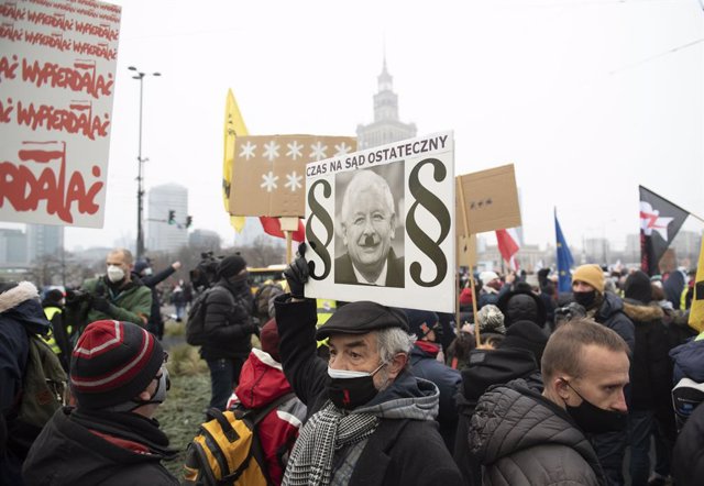 13 December 2020, Poland, Warsaw: People take part in an anti-government march against the ruling of Poland's top court that would impose a near total ban on abortion. Photo: Aleksander Kalka/ZUMA Wire/dpa
