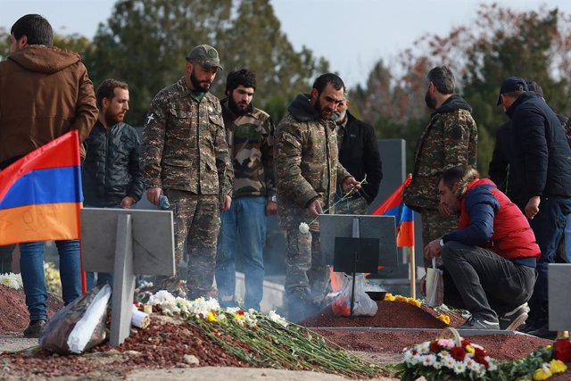 Entierro de una víctima del conflicto armado entre Armenia y Azerbaiyán por Nagorno Karabaj