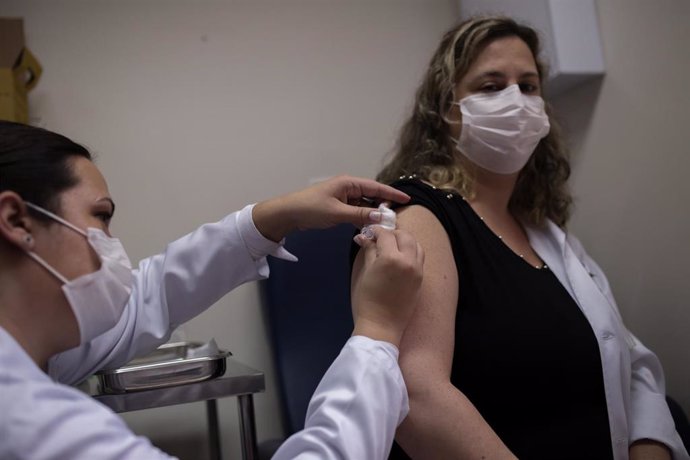 Una de las personas voluntarias en recibir la vacuna de la farmacéutica china Sinova en Brasil.