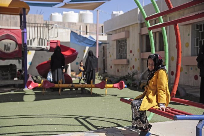 10 November 2020, Yemen, Sanaa: A Yemeni girl who has cancer, sits in a garden after receiving cancer treatment at the Oncology Centre in Sanaa. Children with leukemia get treatment at a medical center in Sanaa since the medical evacuation to outside Ye
