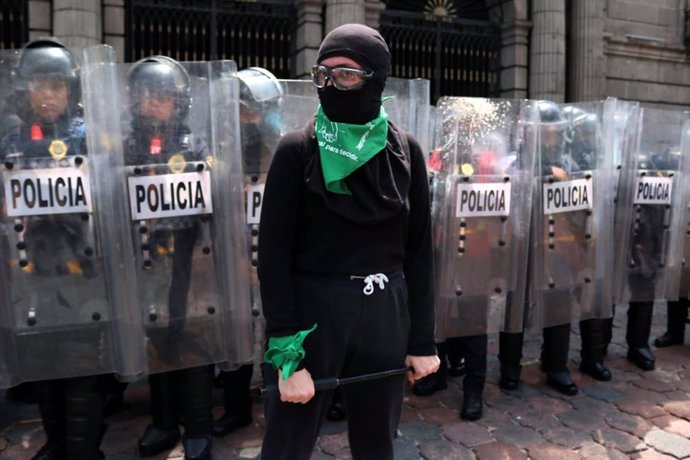27 September 2020, Mexico, Mexico City: A protester stands in front of riot police during young feminists protest to support the abortion rights in front of the Mexican national art museum. Photo: El Universal/El Universal via ZUMA Wire/dpa