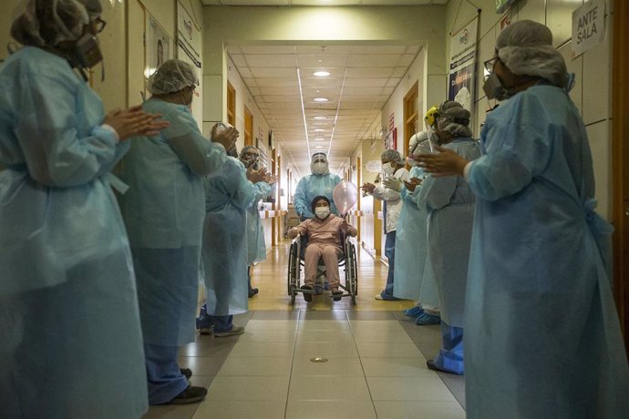 Una joven paciente afectada por coronavirus es aplaudida tras ser dada de alta en hospital de Lima, Perú.