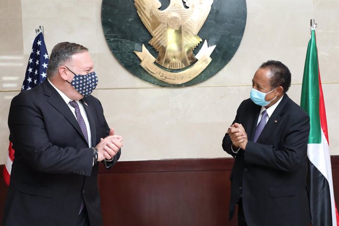 HANDOUT - 25 August 2020, Sudan, Khartoum: Sudanese Prime Minister Abdalla Hamdok (R) receives US Secretary of State Mike Pompeo prior to their meeting. Photo: -/Sudanese Government via Saudi Press Agency/dpa - ATTENTION: editorial use only and only if 
