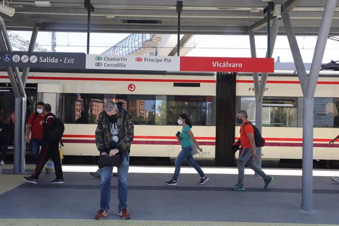 Pasajeros en el andén de la estación de Cercanías de Vicálvaro 