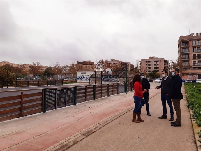 El alcalde de Palma, José Hila, junto a la regidora de Infraestructuras y Accesibilidad, Angélica Pastor, el coordinador General del área, Luis Sureda, y el regidor de Distrito Llevant, Daniel Oliveira, en las pistas deportivas de Son Gibert.