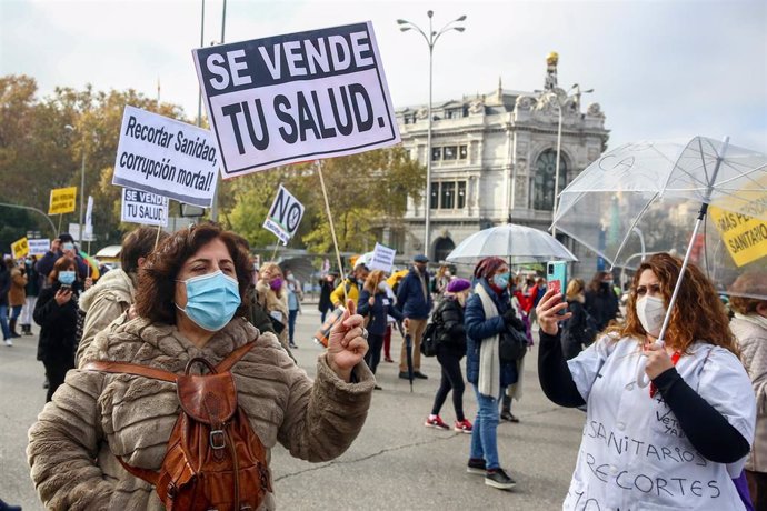 Una mujer sostiene una pancarta donde se lee "Se vende tu salud" durante una manifestación de la Marea Blanca en Madrid (España), a 29 de noviembre de 2020.