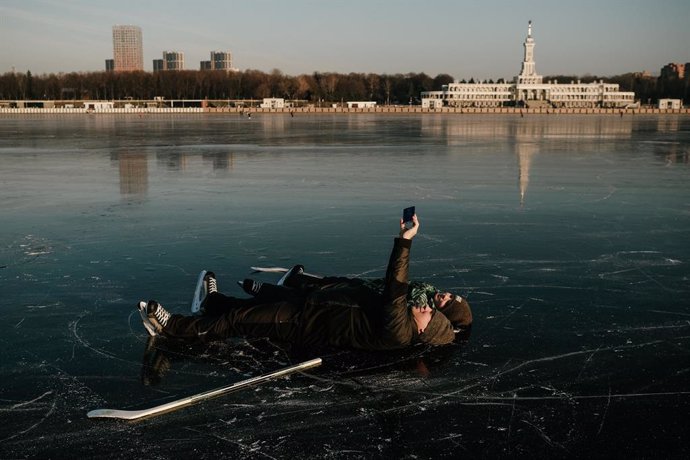 Dos ciudadanos se hacen un selfie sobre el hielo del canal Grebnoy en Moscú