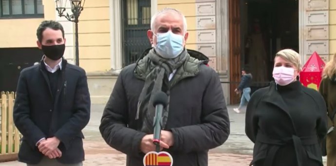 El líder de Cs en Catalunya, Carlos Carrizosa, en una visita a L'Hospitalet (Barcelona)