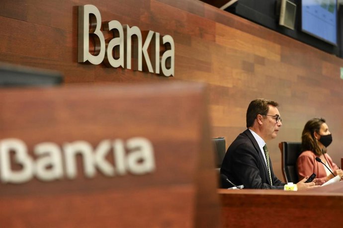 El consejero delegado de Bankia, José Sevilla, y la directora general adjunta de Comunicación y RR.EE., Amalia Blanco.